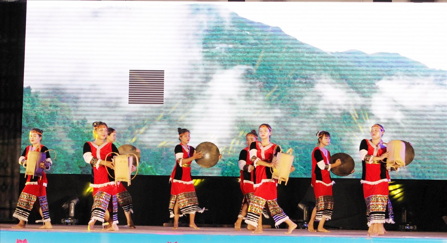 Hội thi văn hóa Raglay và văn nghệ dân gian tại Ninh Thuận 6 Tiết mục hát múa Vui Hội Raglay do diễn viên đội xã Phước Chính biểu diễn.