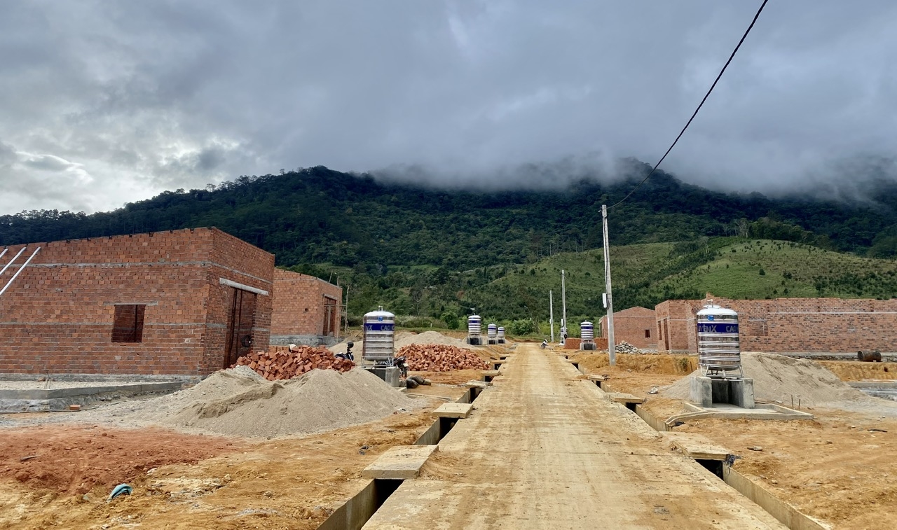 Kon Tum: Tạo lập quỹ đất để giao đất thực hiện chính sách đất đai đối với hộ người DTTS 2 Tỉnh Kon Tum triển khai cấp đất ở, hỗ trợ kinh phí cho các hộ đồng bào DTTS ở xã Xốp, huyện Đăk Glei xây dựng nhà ở
