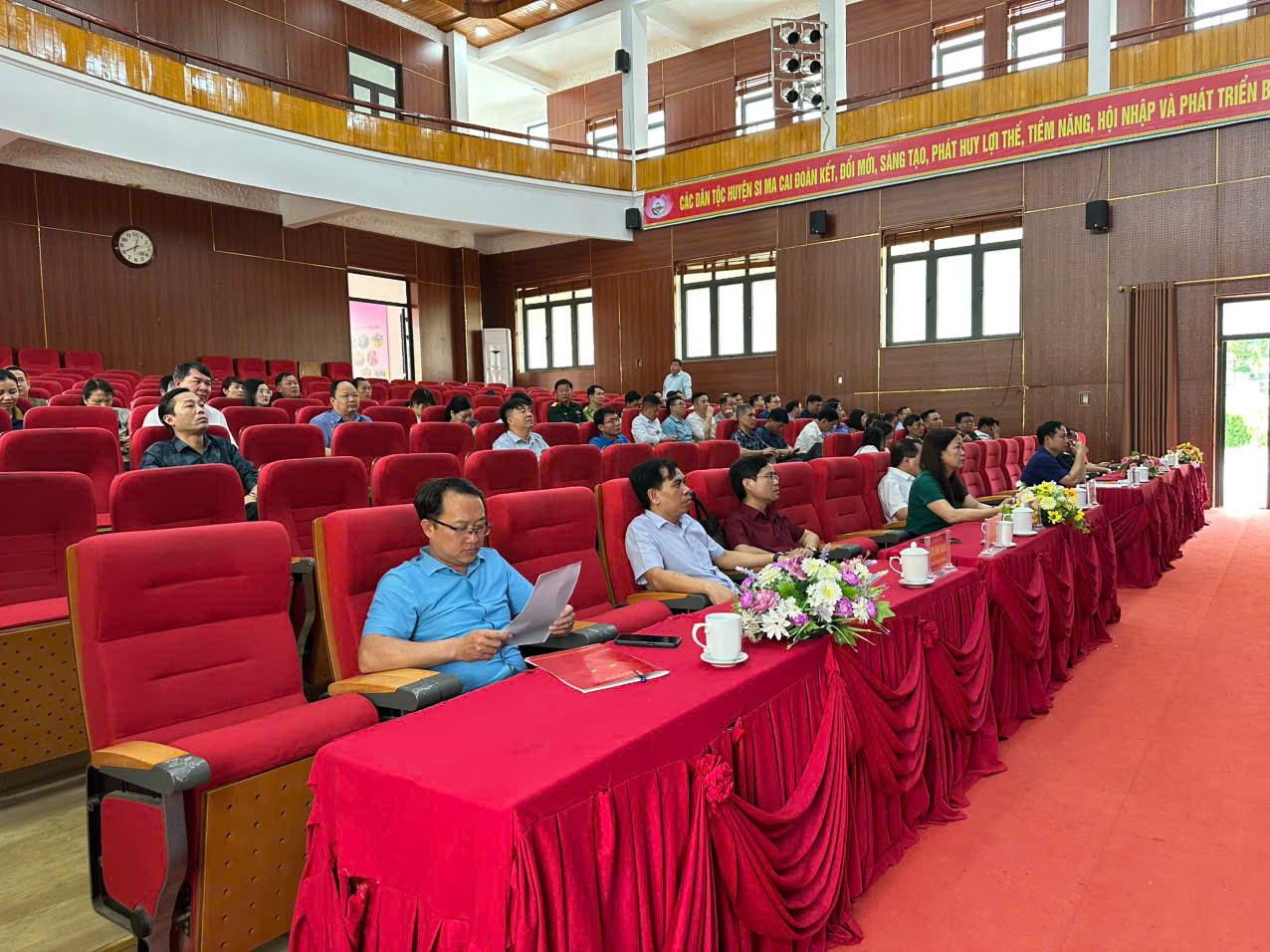 Lào Cai phát động phong trào Bình dân học vụ số, quyết tâm hiện thực hóa Nghị quyết 57 2 Phong trào kỳ vọng nâng cao năng lực số cộng đồng, tạo nền tảng thúc đẩy chuyển đổi số và xây dựng xã hội số bền vững. (Ảnh Truyền Hình Si Ma Cai)
