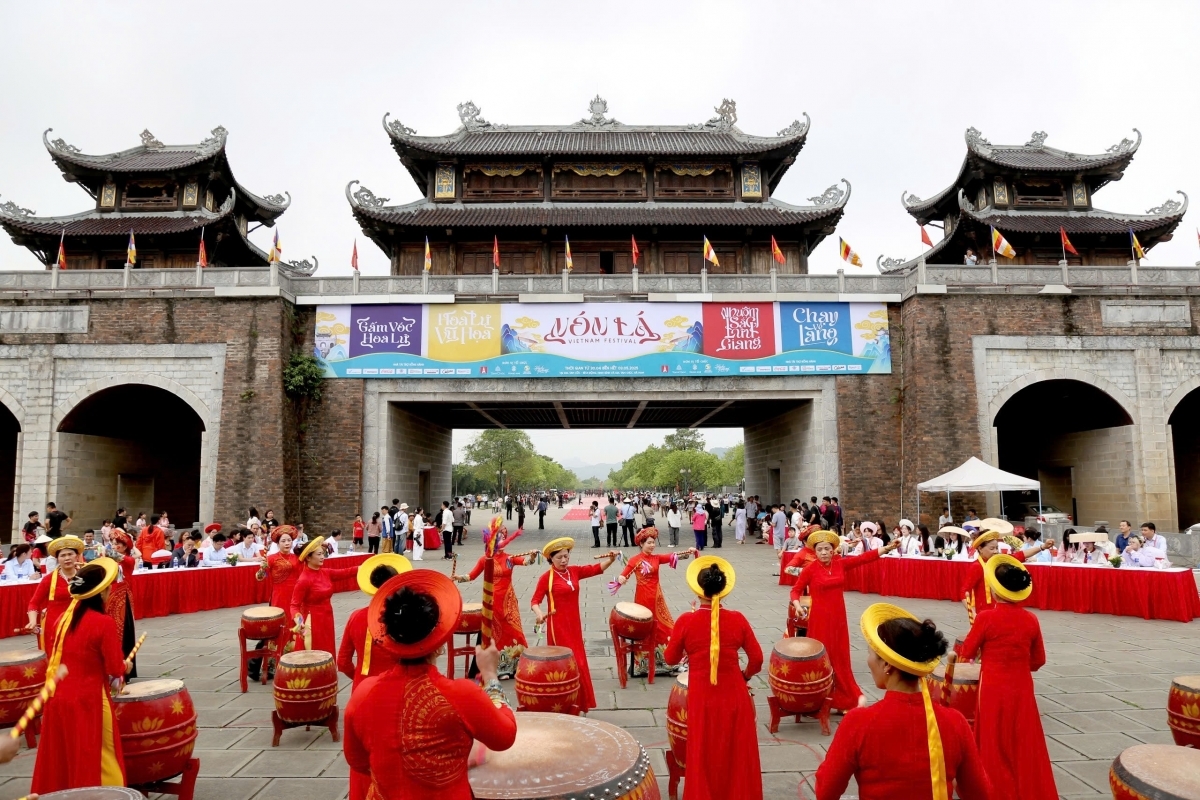 Trinh dien nghe thuat tai Le hoi Non la Viet Nam Festival 2025. 4656776