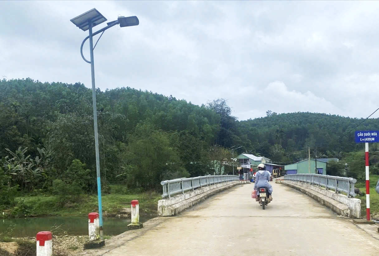 Triển khai các Chương trình MTQG - Trợ lực đưa Bắc Trà My sớm thoát khỏi huyện nghèo 4 Từ nguồn kinh phí của các chương trình mục tiêu quốc gia đã giúp Bắc Trà My xây dựng cơ sở hạ tầng khang trang, trong đó có đường giao thông