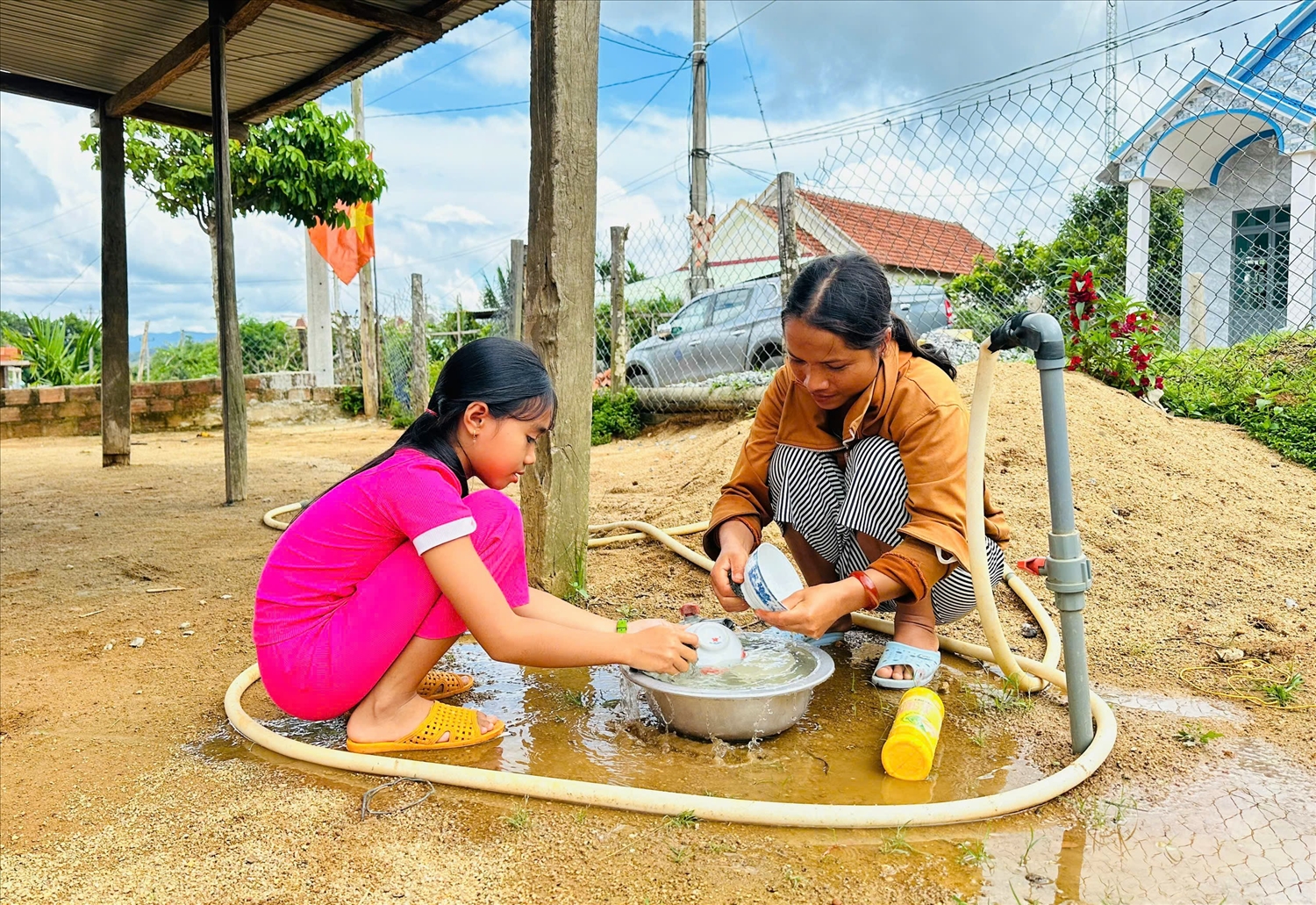 Bình Định: Phấn đấu giảm 3 - 4% tỷ lệ hộ nghèo đồng bào DTTS trong năm 2025 2 Từ nguồn vốn của Chương trình mục tiêu quốc gia phát triển kinh tế - xã hội vùng đồng bào DTTS và miền núi, các địa phương trong tỉnh Bình Định đã đầu tư hạ tầng thiết yếu phục đời sống của người dân