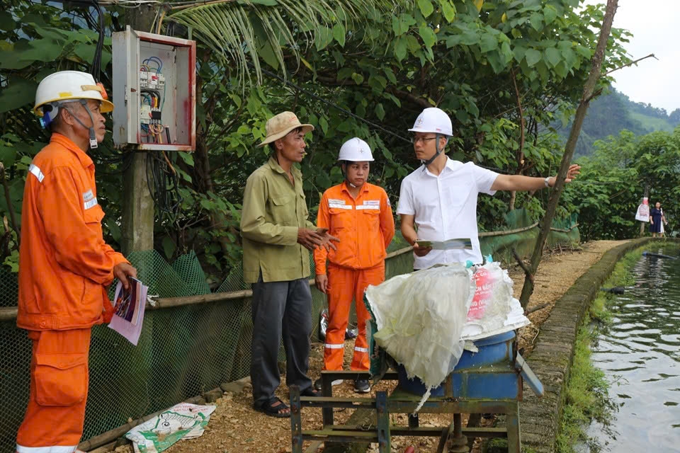 Khắc ghi lời Bác dạy về tiết kiệm- PC Lào Cai hành động bằng hiệu quả thực tế 2 Tuyên truyền, hướng dẫn khách hàng sử dụng điện tiết kiệm và an toàn