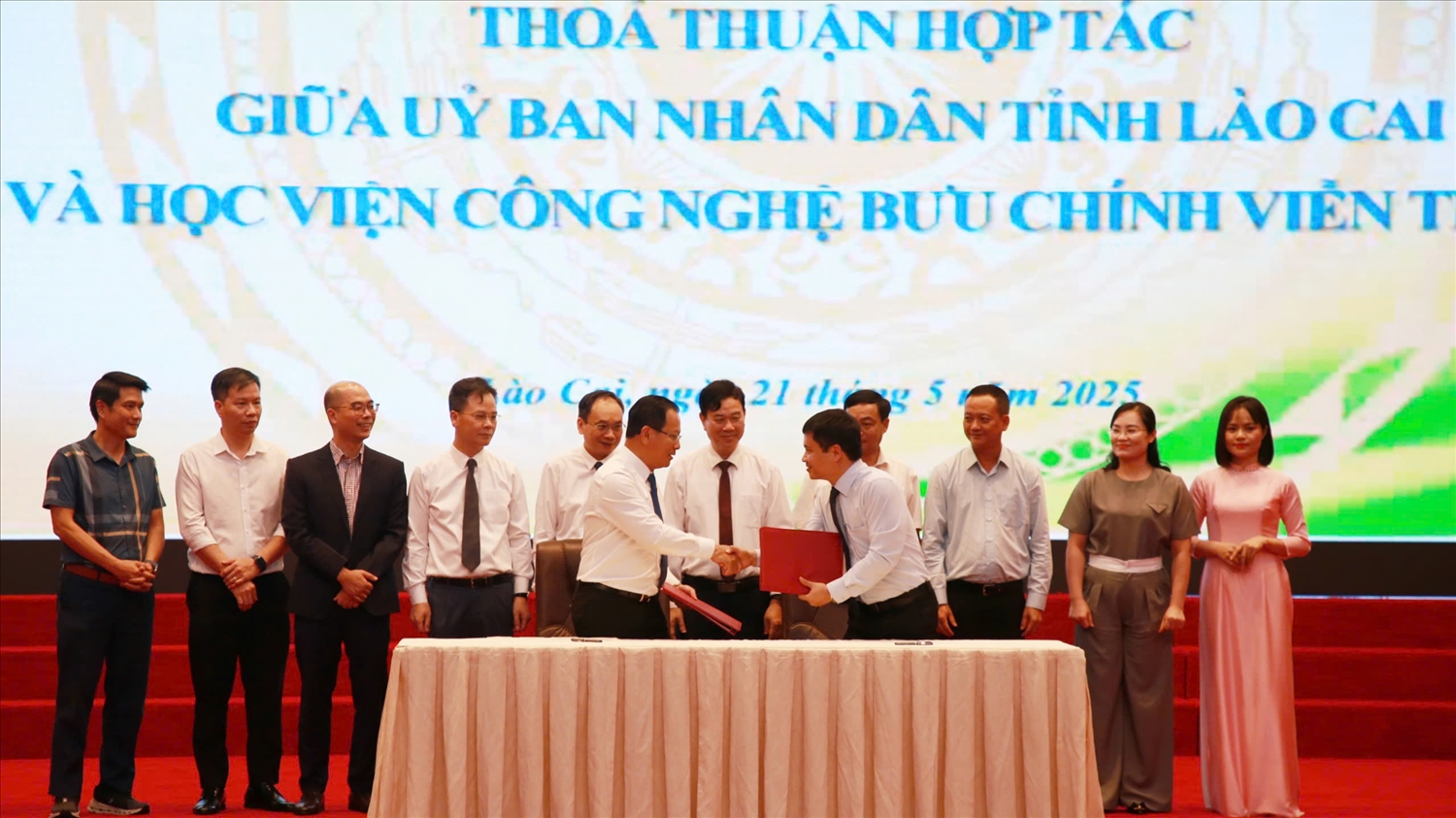 Lào Cai đẩy mạnh phát triển khoa học, công nghệ và chuyển đổi số đến các vùng lõm, vùng đồng bào DTTS 3 UBND tỉnh Lào Cai và Học viện Công nghệ Bưu chính - Viễn thông ký kết biên bản hợp tác về chuyển đổi số