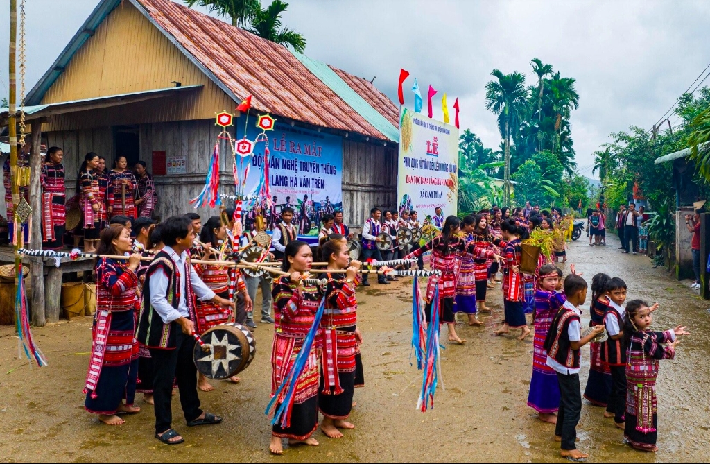 Niềm vui bên khung dệt 6 Với người Ba Na ở Bình Định, thổ cẩm là một phần không thể thiếu trong đời sống