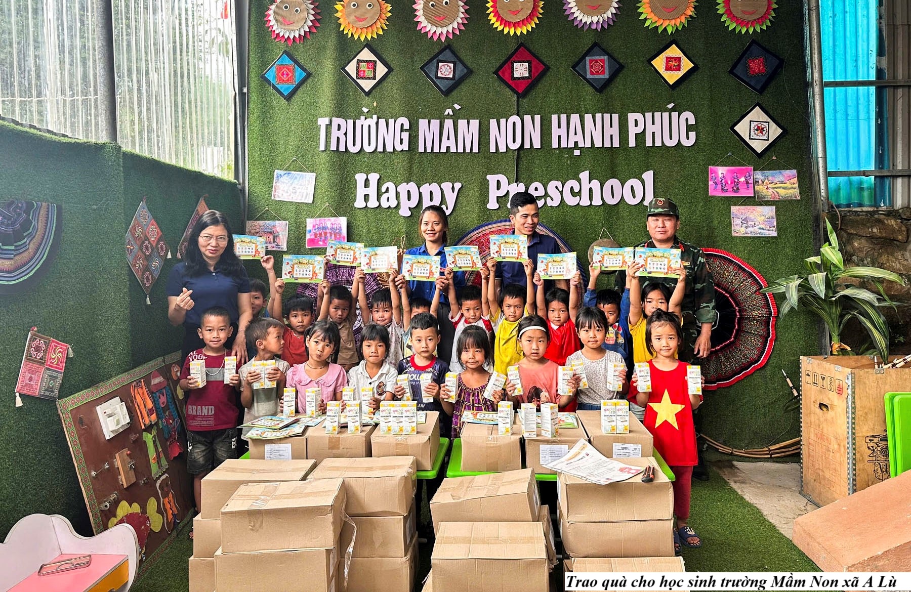 Hơn 2.000 phần quà ý nghĩa được trao tặng học sinh mầm non tại huyện Bát Xát, Lào Cai 4 Trao quà cho học sinh trường Mầm Non xã A Lù. (Ảnh Truyền Hình Bát Xát)