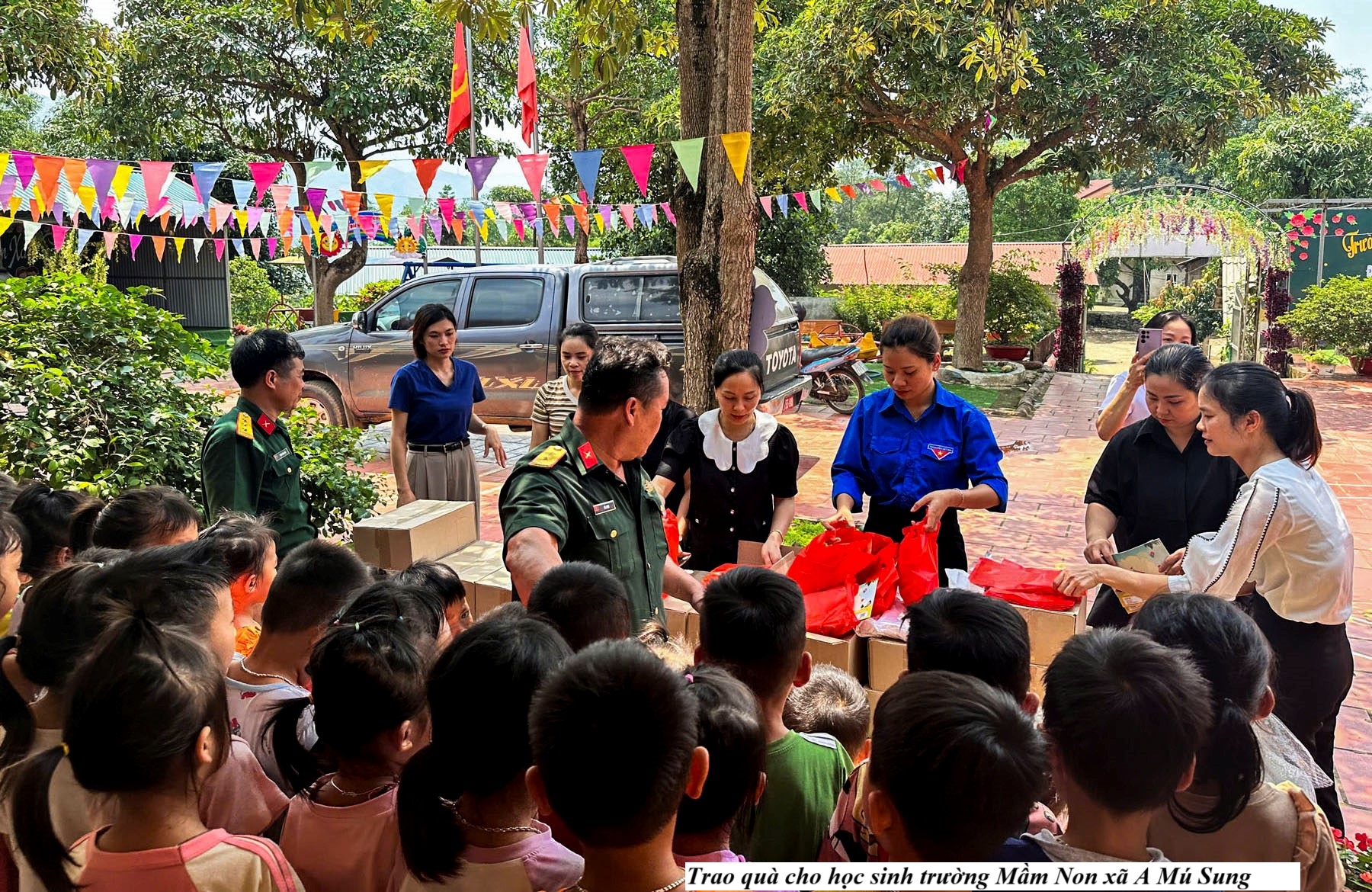 Hơn 2.000 phần quà ý nghĩa được trao tặng học sinh mầm non tại huyện Bát Xát, Lào Cai 3 Trao quà cho học sinh trường Mầm Non xã A Mú Sung. (Ảnh Truyền Hình Bát Xát)