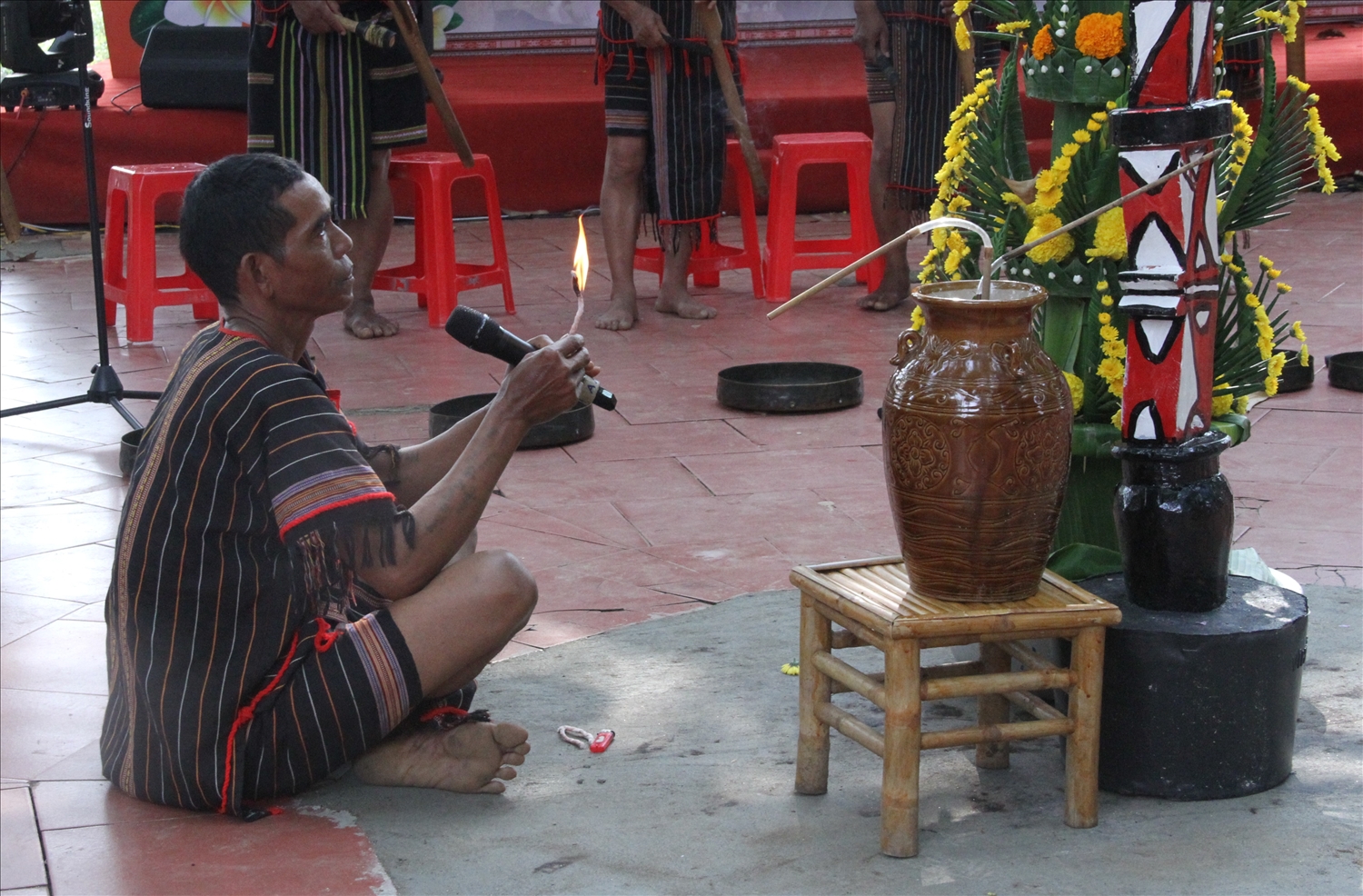 Linh thiêng Lễ cúng bếp lửa của người Mnông 6 Đồng bào Mnông thường cúng bếp lửa vào tháng 3 trước khi bắt đầu mùa vụ mới