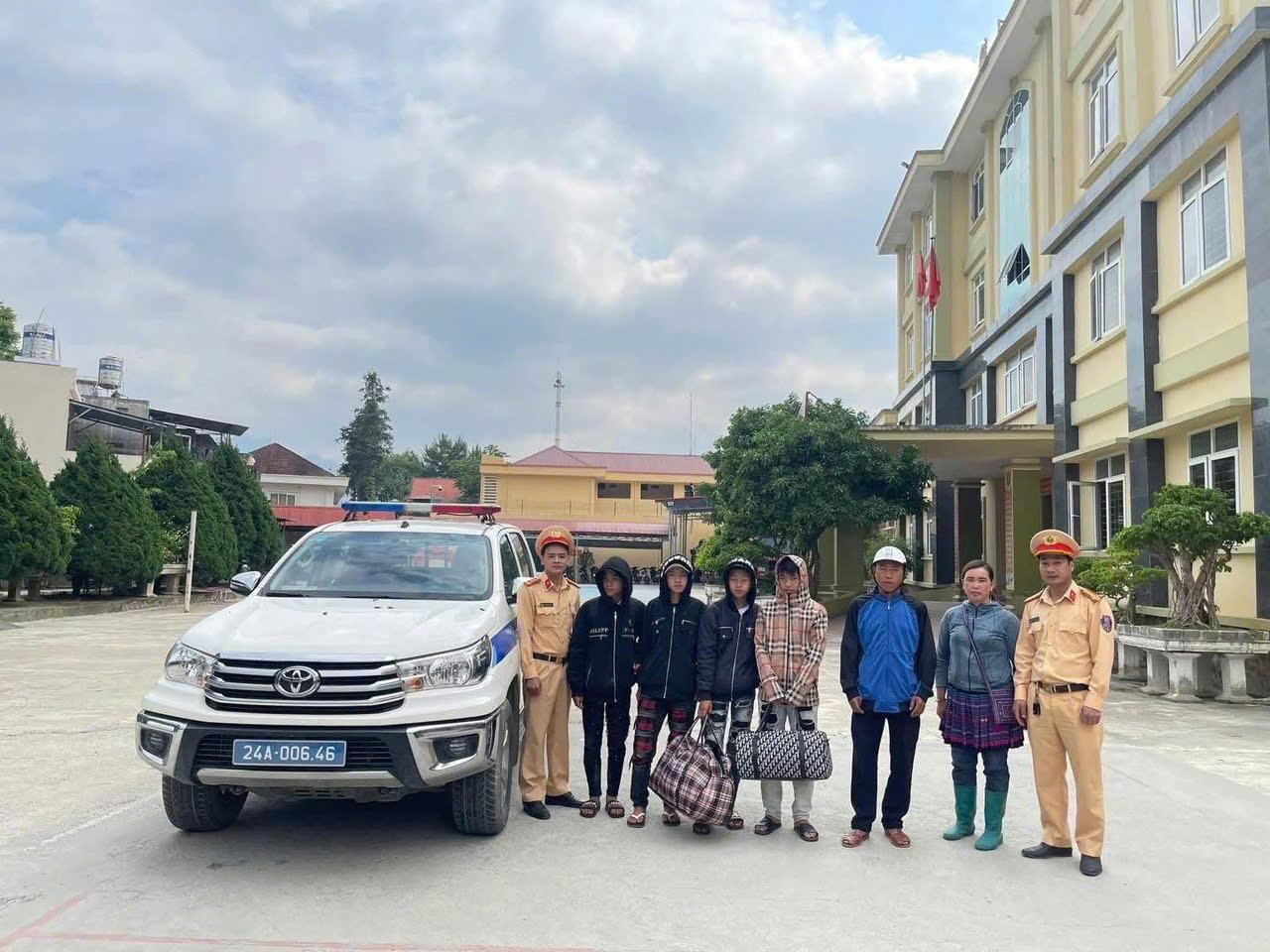 Lào Cai: Kịp thời phát hiện và ngăn chặn 4 học sinh bị dụ bỏ học đi làm thuê 2 Lực lượng công an đã bàn giao các em học sinh lại cho gia đình để quản lý.