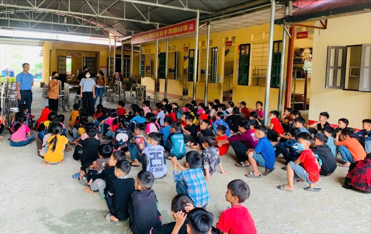 Lào Cai phát hiện ca mắc viêm não mô cầu: Chủ động ứng phó, kiểm soát chặt chẽ 1 Trung tâm Kiểm soát bệnh tật tỉnh và Trung tâm Y tế huyện Bảo Yên giám sát tại Trường Tiểu học và Trung học cơ sở Xuân Hòa.
