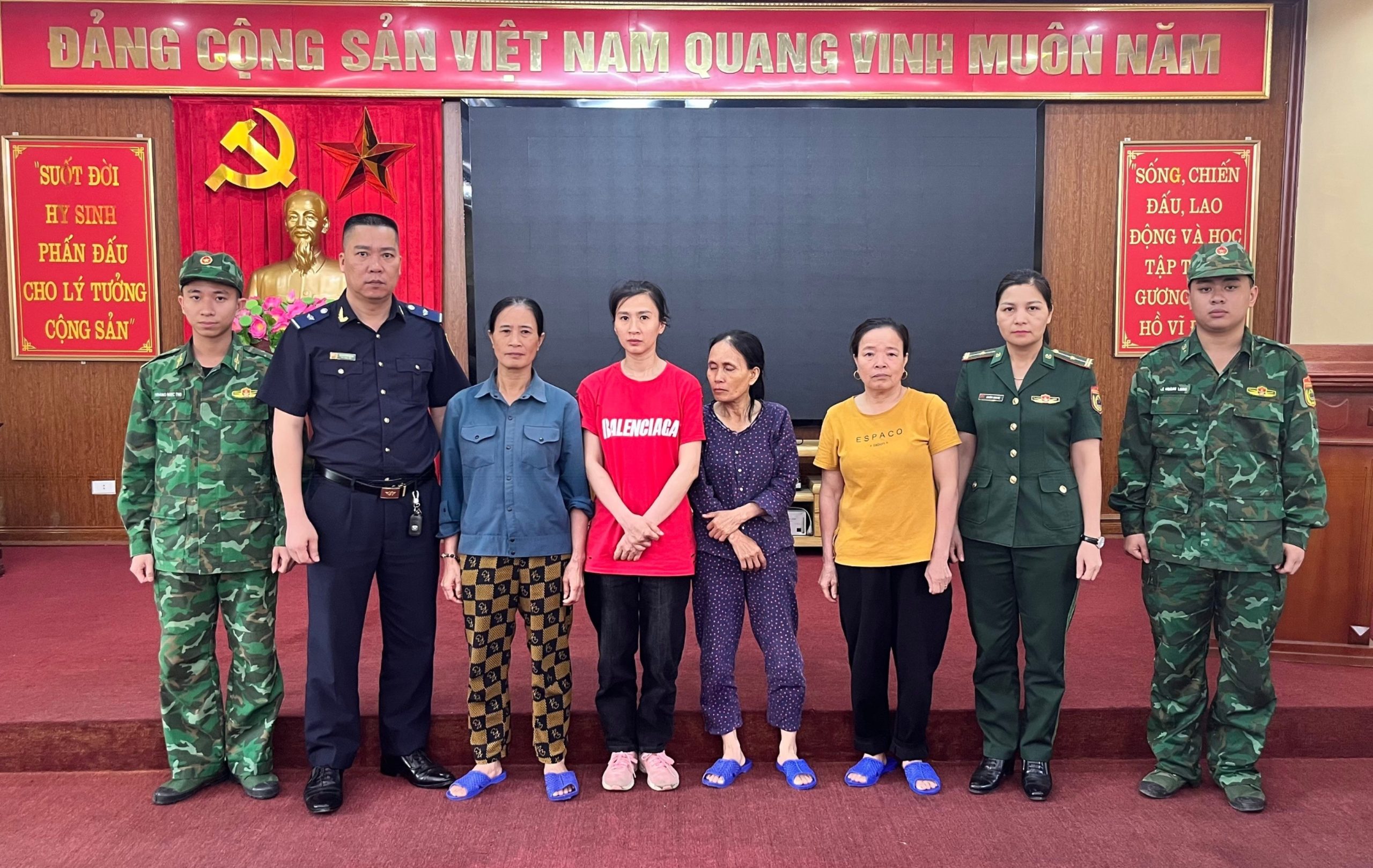 Bắt nhóm người vận chuyển trái phép 30 vạn Nhân dân tệ qua cửa khẩu Lào Cai 1 4 đối tượng bị lực lượng chức năng bắt giữ.