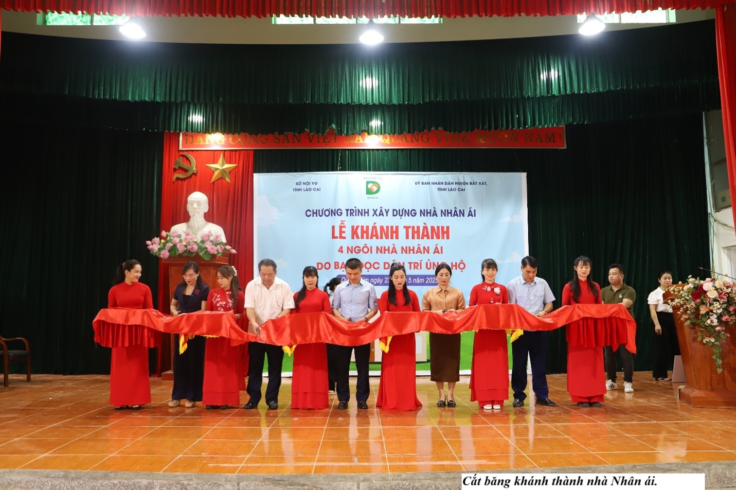 Lào Cai: Khánh thành 4 ngôi nhà Nhân ái tại xã Quang Kim 4 Cắt băng khánh thành nhà Nhân ái. (Ảnh Truyền Hình Bát Xát)