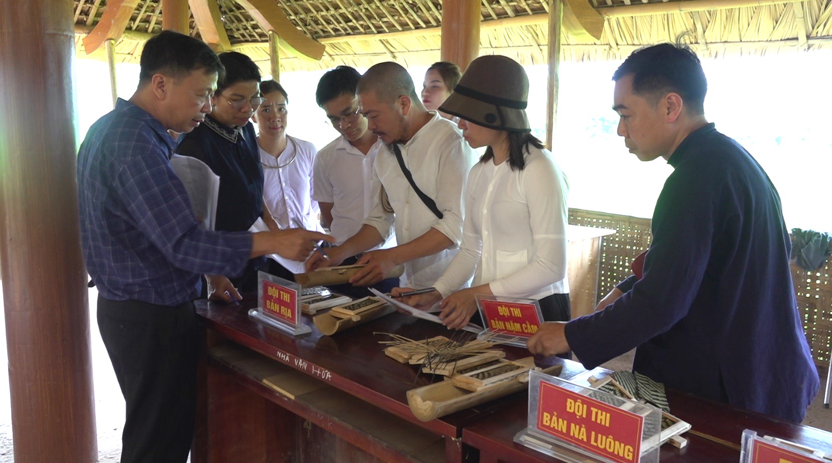 Bảo Yên: Sôi nổi hội thi đan lát truyền thống, tôn vinh bản sắc văn hóa dân tộc Tày 8 Các sản phẩm dự thi được chấm điểm dựa trên chất liệu thân thiện môi trường, kỹ thuật đan đều, họa tiết hài hòa và tính thẩm mỹ cao. (Ảnh Truyền Hình Bảo Yên)