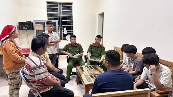 Tòng Sành: Kịp thời ngăn chặn 4 học sinh bỏ học rời địa phương để tìm việc làm sớm 2 Phụ huynh đã đến để đưa các em về nhà. (Ảnh Truyền Hình Bát Xát)