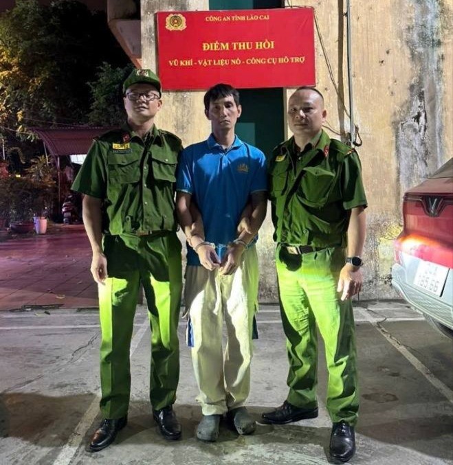 doi tuong duong duc tuan bi luc luong canh sat 113 lao cai bat giu khi dang lan tron tren dia ban phuong lao cai 8493