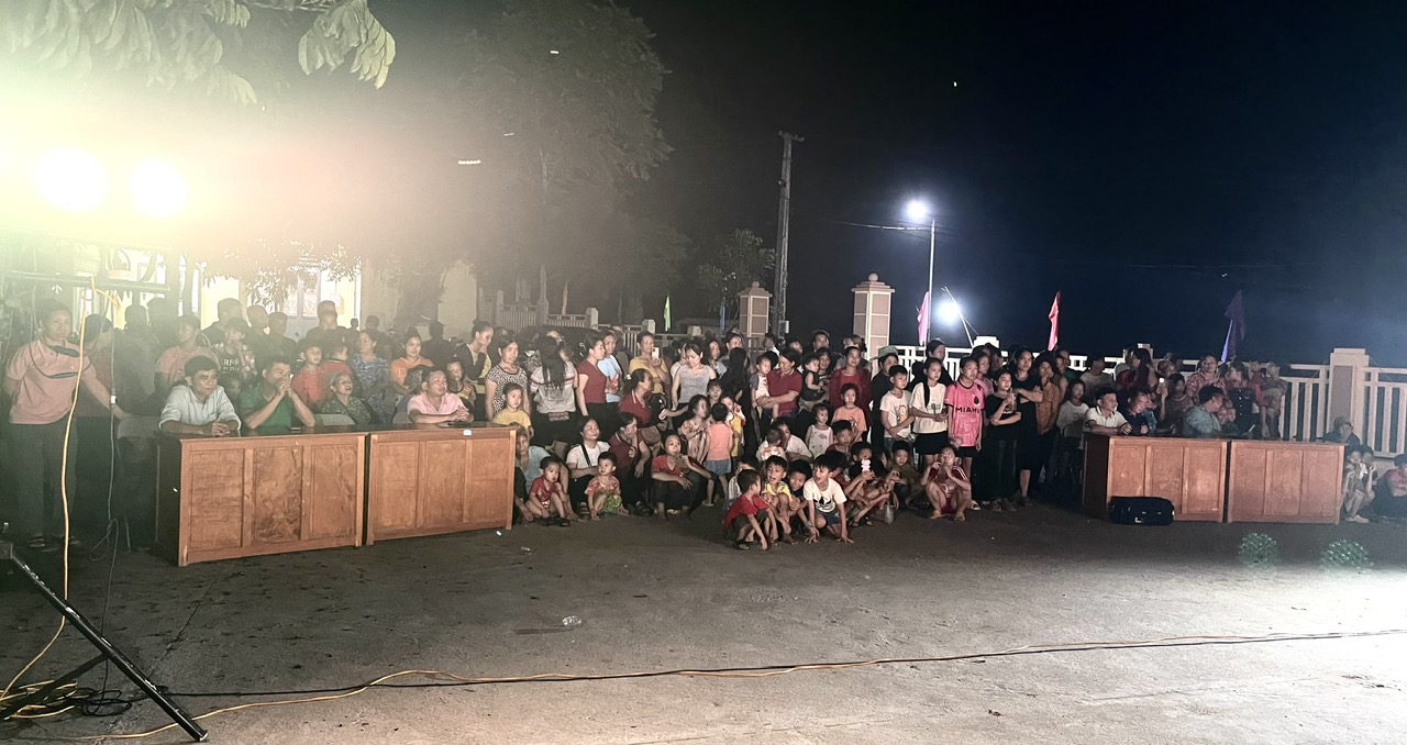 Tuyên truyền lưu động tại Phúc Khánh: Giao lưu văn nghệ ý nghĩa kỷ niệm ngày sinh Chủ tịch Hồ Chí Minh 6 Giao lưu văn nghệ ý nghĩa kỷ niệm ngày sinh Chủ tịch Hồ Chí Minh tại xã Phúc Khánh với đông đảo người dân tham gia. (Ảnh Truyền Hình Bảo Yên)