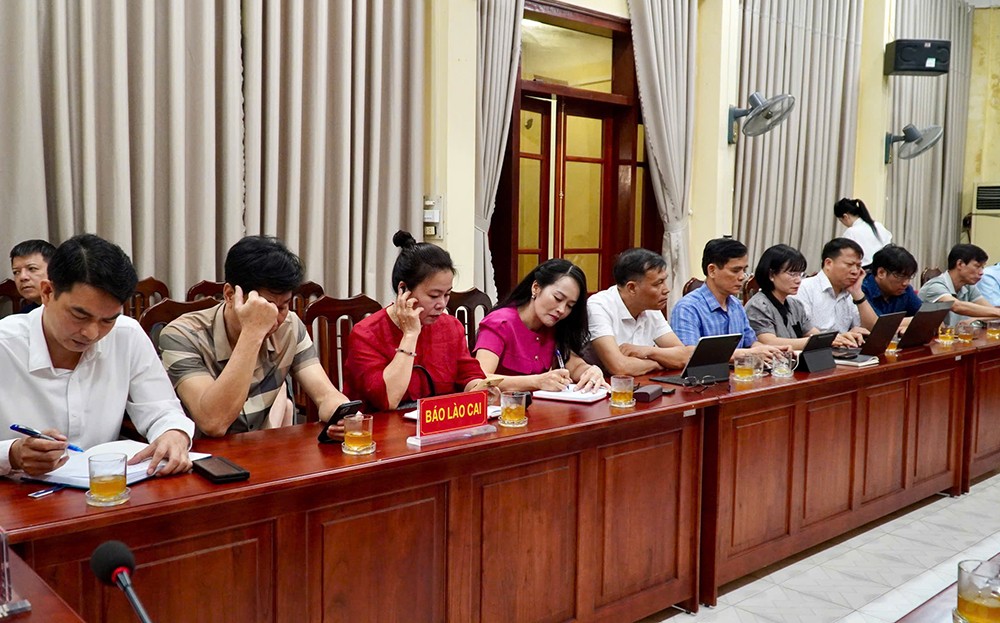 Đại diện hai cơ quan Báo Yên Bái và Lào Cai tại buổi làm việc.