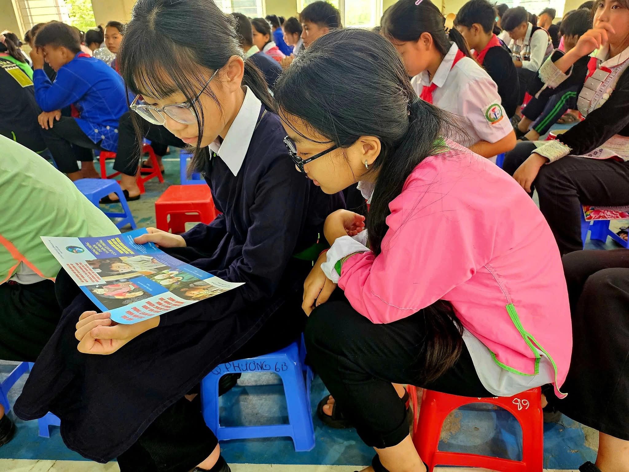 Lào Cai: Gần 500 học sinh tham gia tuyên truyền phòng chống tảo hôn và hôn nhân cận huyết thống 6 Tại buổi truyền thông, học sinh được tiếp cận nhiều kiến thức thực tế về tảo hôn và hôn nhân cận huyết – những vấn đề vẫn còn tồn tại ở vùng miền núi. (Ảnh Truyền Hình Bát Xát)