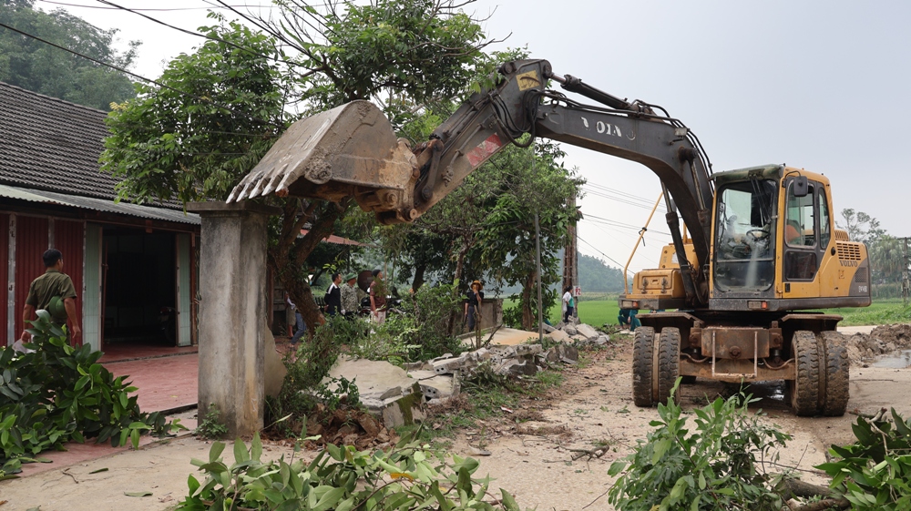 An Phú lan tỏa tinh thần hiến đất mở đường, tạo bứt phá trong xây dựng nông thôn mới 1 Các hộ dân thôn Khau Vi xã An Phú hiến vật kiến trúc để chuẩn bị mở rộng tuyến đường trục chính xã (ảnh CTTĐT tỉnh Yên Bái )