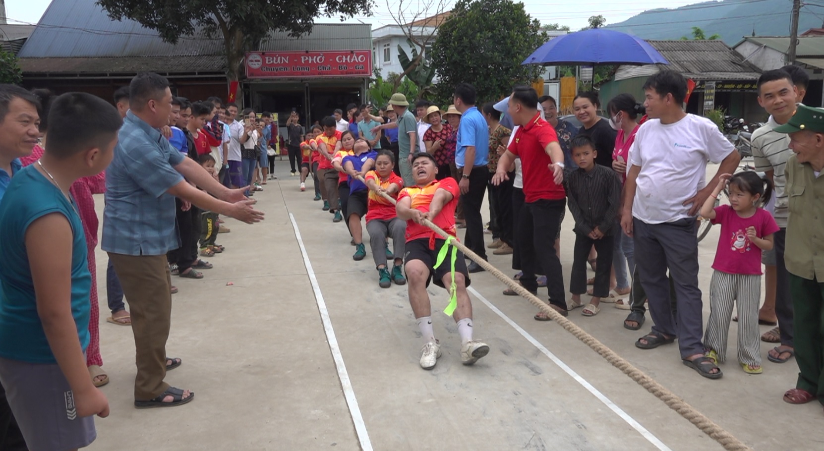 Không khí thể thao sôi động trong Ngày hội Văn hóa dân gian Sắc vàng bên dòng Nặm Luông lần thứ III năm 2025 5 Tại sân tiểu công viên xã Nghĩa Đô, cuộc thi kéo co nam – nữ phối hợp cũng thu hút sự chú ý lớn. (Ảnh Truyền Hình Bảo Yên)