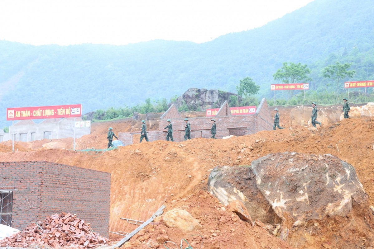 Đồng bào chưa yên nhà, chiến sĩ chưa ngơi tay: Công trường vùng lũ không nghỉ lễ 6 Không khí thi công tất bật mỗi ngày.