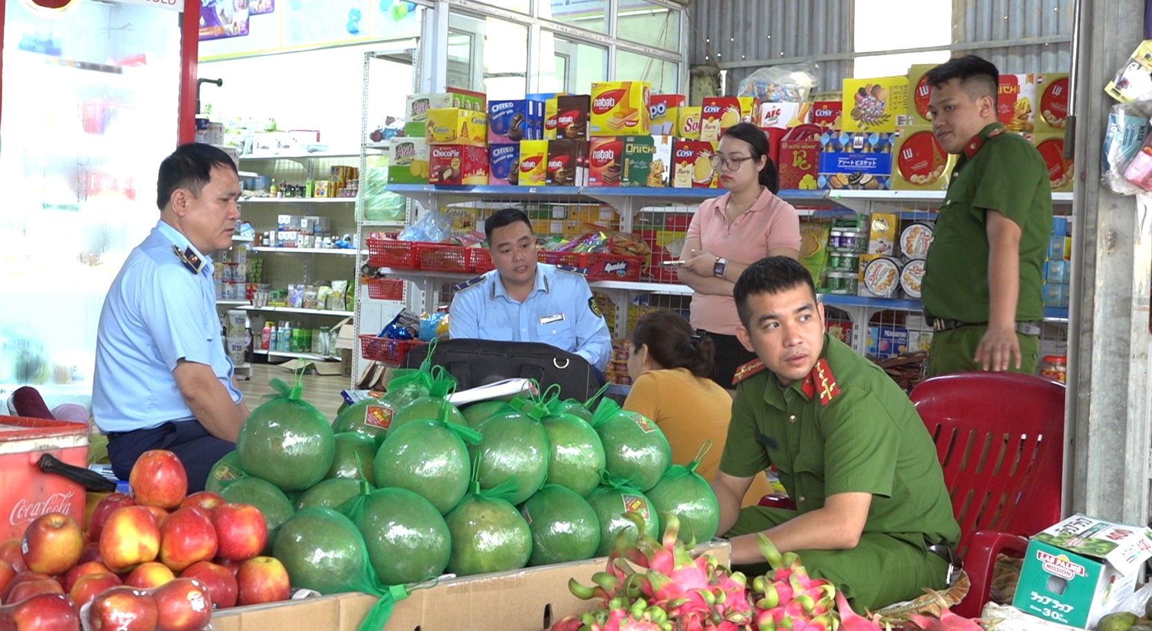 Lào Cai: Tăng cường kiểm tra, xử lý vi phạm an toàn thực phẩm trong đợt cao điểm chống buôn lậu, hàng giả 2 Tăng cường kiểm tra, xử lý vi phạm an toàn thực phẩm trong đợt cao điểm chống buôn lậu, hàng giả. (Ảnh Truyền Hình Bảo Yên)