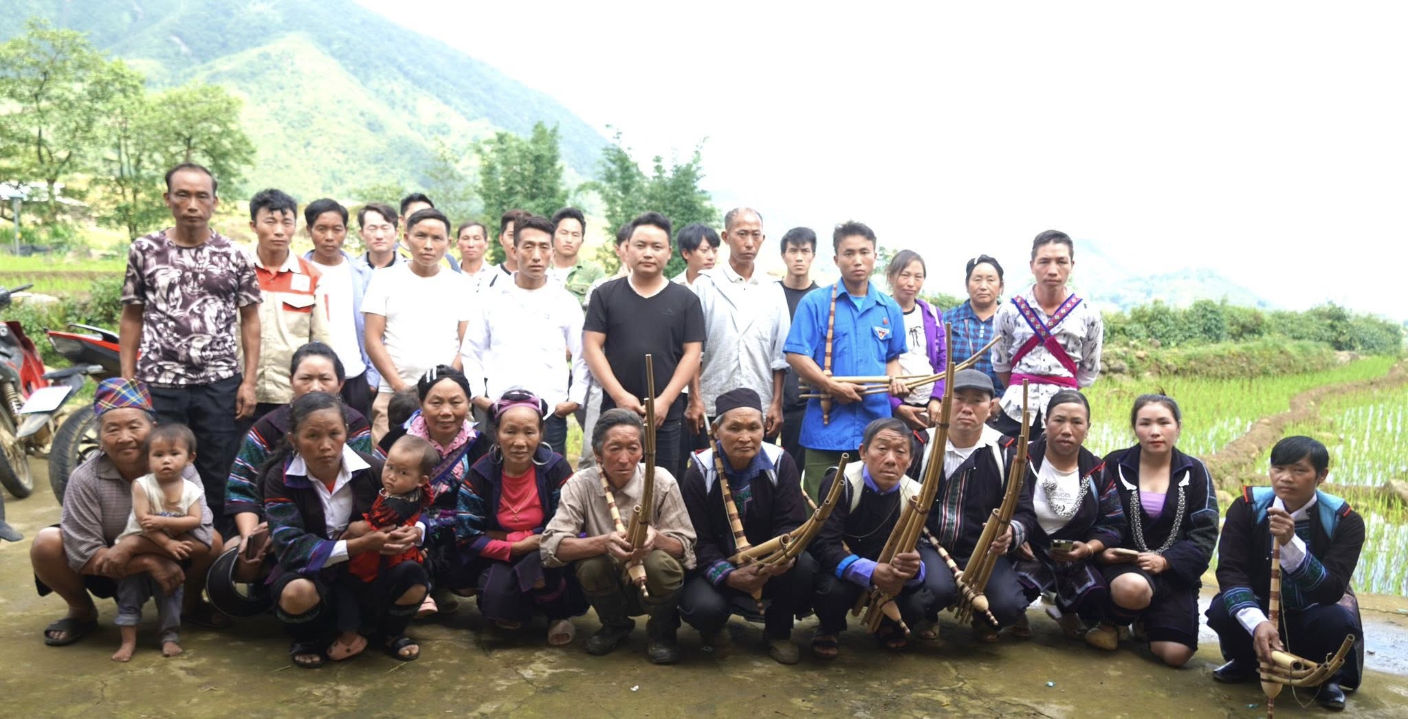 Sa Pa: Hơn 40 học viên dân tộc Mông tham gia lớp truyền dạy nghề làm khèn tại xã Ngũ Chỉ Sơn 3 Lớp học không chỉ dừng lại ở việc truyền thụ kỹ thuật thủ công, mà còn giúp học viên hiểu rõ về chiều sâu văn hoá của nhạc cụ truyền thống này. (Ảnh Truyền Hình Sa Pa)