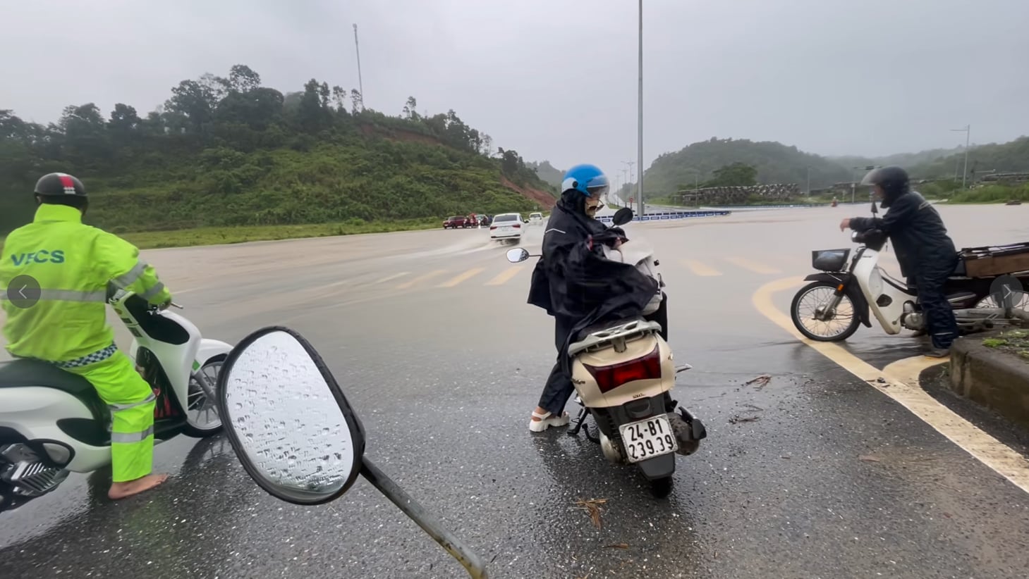 Lào Cai: Mưa lớn kéo dài gây ngập úng, sạt lở tại nhiều khu vực, thiệt hại nặng về nông nghiệp 4 Ngập đường tại 1 số đường làng thuộc xã Thái Niên và đường thuộc địa phận phường Xuân Tăng, thành phố Lào Cai.