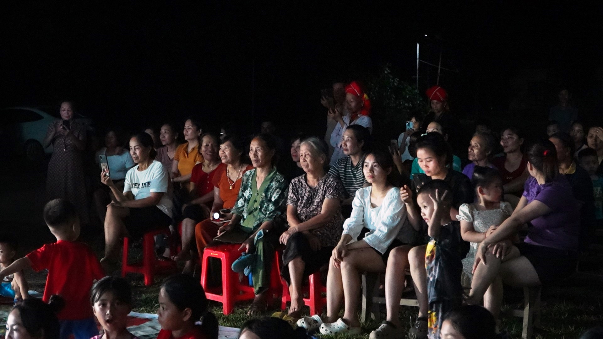 Bảo Yên: Sôi nổi chương trình văn nghệ tuyên truyền lưu động tại xã Cam Cọn 2 Đông đảo cán bộ và người dân tham gia buổi tuyên truyền. (Ảnh Truyền Hình Bảo Yên)