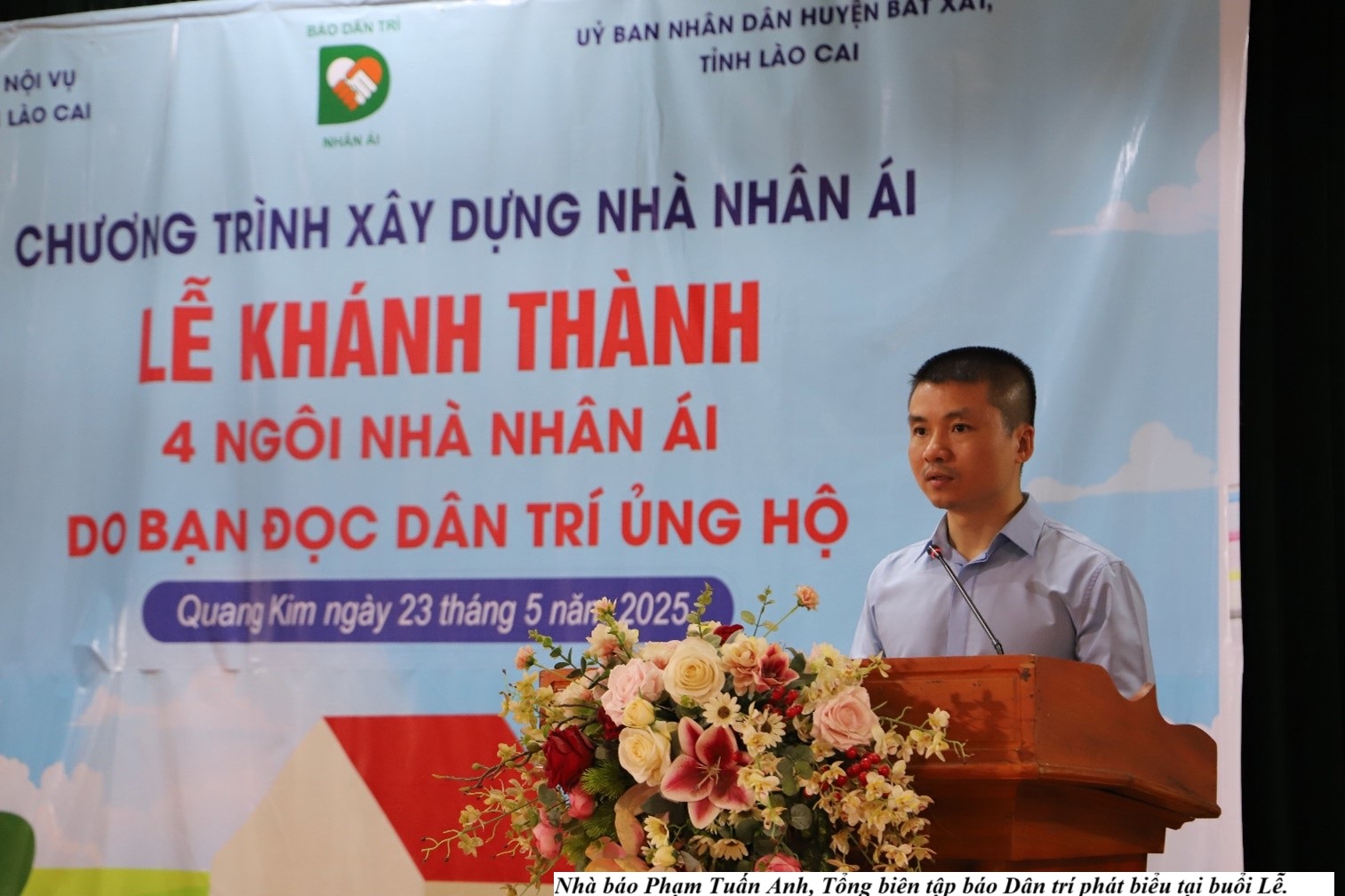 Lào Cai: Khánh thành 4 ngôi nhà Nhân ái tại xã Quang Kim 3 Nhà báo Phạm Tuấn Anh, Tổng biên tập báo Dân Trí phát biểu tại buổi lễ. (Ảnh Truyền Hình Bát Xát)