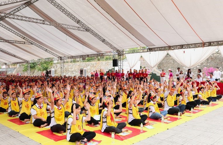 Sôi nổi chung kết Rung chuông vàng với chủ đề phòng chống thiên tai tại Bát Xát 3 Các thí sinh đến từ ba đơn vị trường học gồm: Trường THCS thị trấn Bát Xát, Trường PTDTNT THCS&THPT Bát Xát và Trường THCS Quang Kim. (Ảnh Truyền Hình Bát Xát)