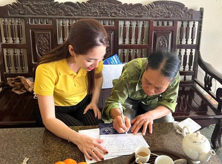 Yên Bái phát động tháng vận động BHXH toàn dân năm 2025 6 Cán bộ BHXH khu vực XVII và nhân viên Bưu điện thành phố tuyên truyền tới người dân về BHXH, BHYT (ảnh CTTĐT tỉnh Yên Bái )