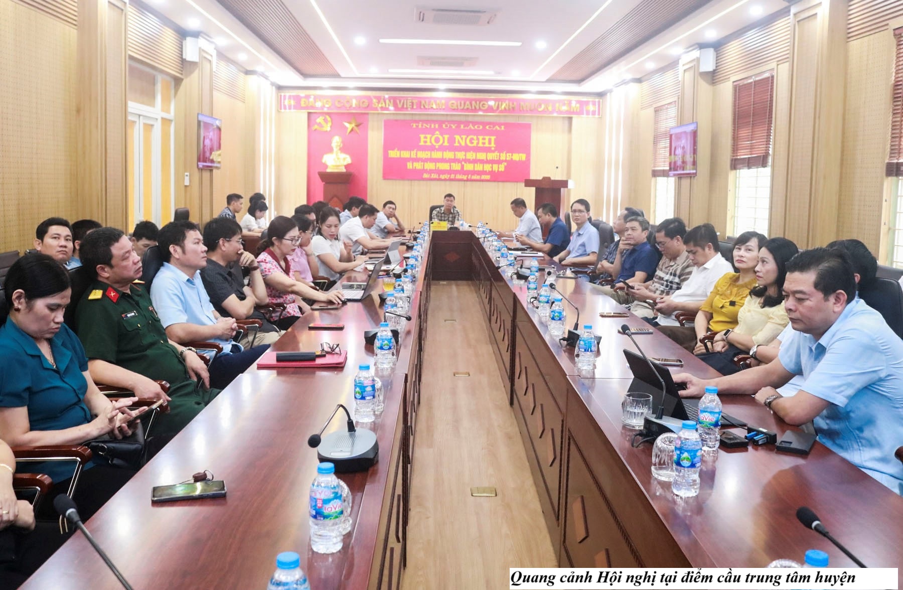 Bát Xát tích cực triển khai Nghị quyết 57 và phát động phong trào Bình dân học vụ số 1 Quang cảnh Hội nghị tại điểm cầu trung tâm huyện. (Ảnh Truyền Hình Bát Xát)