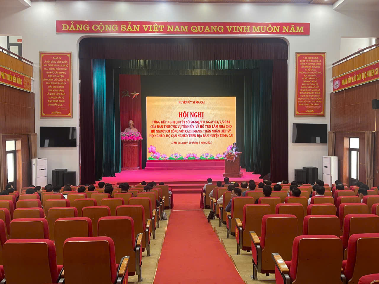 Huyện Si Ma Cai tổng kết triển khai nghị quyết hỗ trợ nhà ở cho hộ nghèo và người có công 1 Quang cảnh hội nghị. (Ảnh Truyền Hình Si Ma Cai)