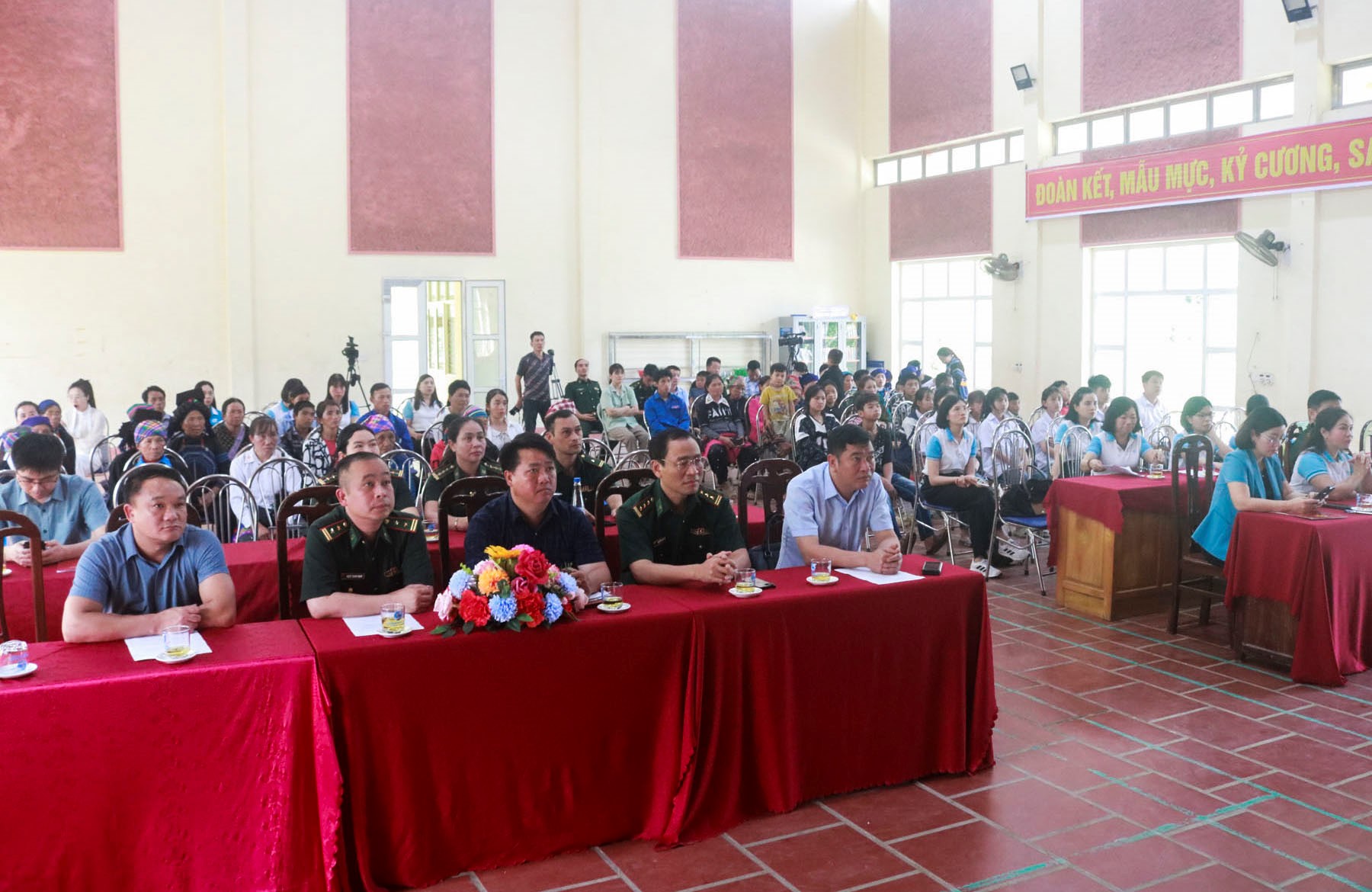 Tổng kết chương trình Đồng hành cùng phụ nữ biên cương giai đoạn 2021–2025 tại xã A Lù, huyện Bát Xát 6 Quang cảnh hội nghị. (Ảnh Truyền Hình Bát Xát)
