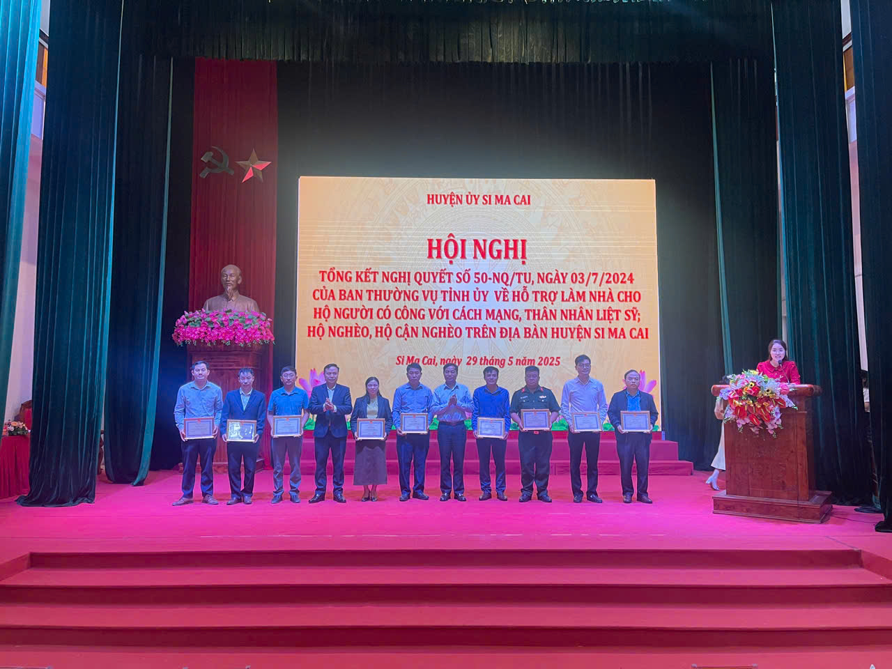 trao bang khen 438756