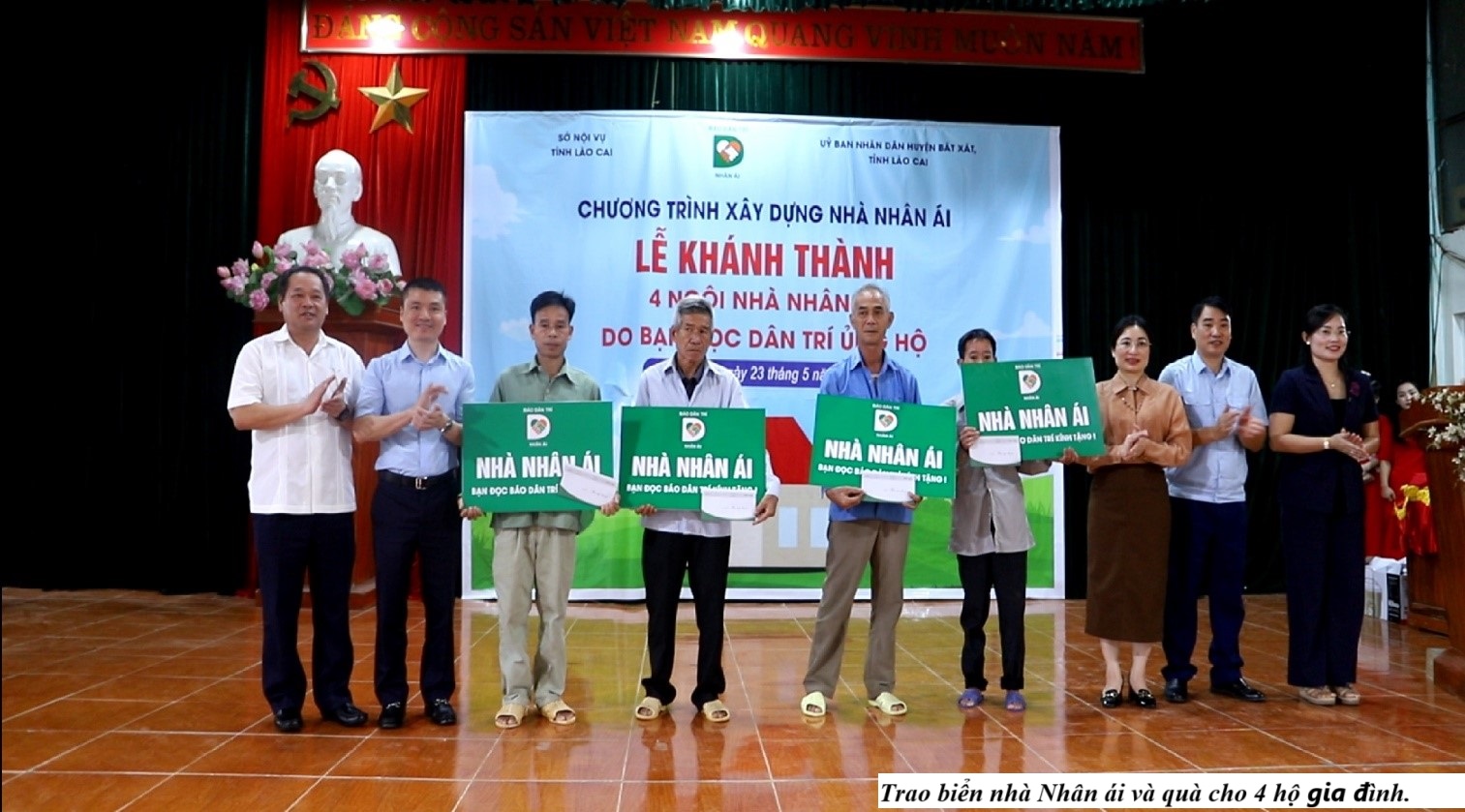 Lào Cai: Khánh thành 4 ngôi nhà Nhân ái tại xã Quang Kim 5 Trao biển nhà Nhân ái và quà cho 4 hộ gia đình. (Ảnh Truyền Hình Bát Xát)