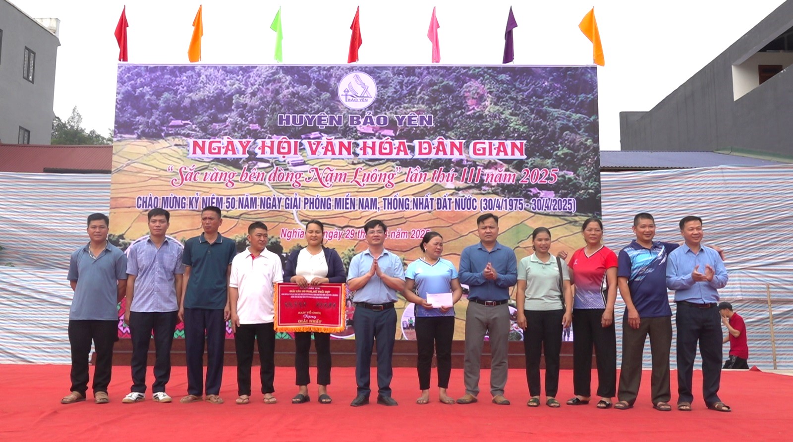 Không khí thể thao sôi động trong Ngày hội Văn hóa dân gian Sắc vàng bên dòng Nặm Luông lần thứ III năm 2025 6 Trao giải cho các đội thi đạt thành tích xuất sắc. (Ảnh Truyền Hình Bảo Yên)