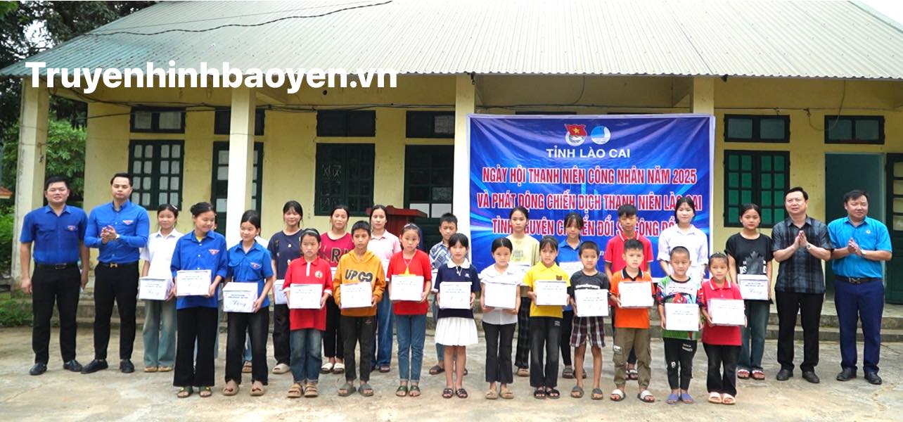 Lào Cai tổ chức Ngày hội Thanh niên công nhân 2025, phát động chiến dịch chuyển đổi số cộng đồng 3 Tỉnh đoàn Lào Cai đã trao tặng 20 phần quà cho đoàn viên, thanh niên công nhân có hoàn cảnh khó khăn. (Ảnh Truyền Hình Bảo Yên)