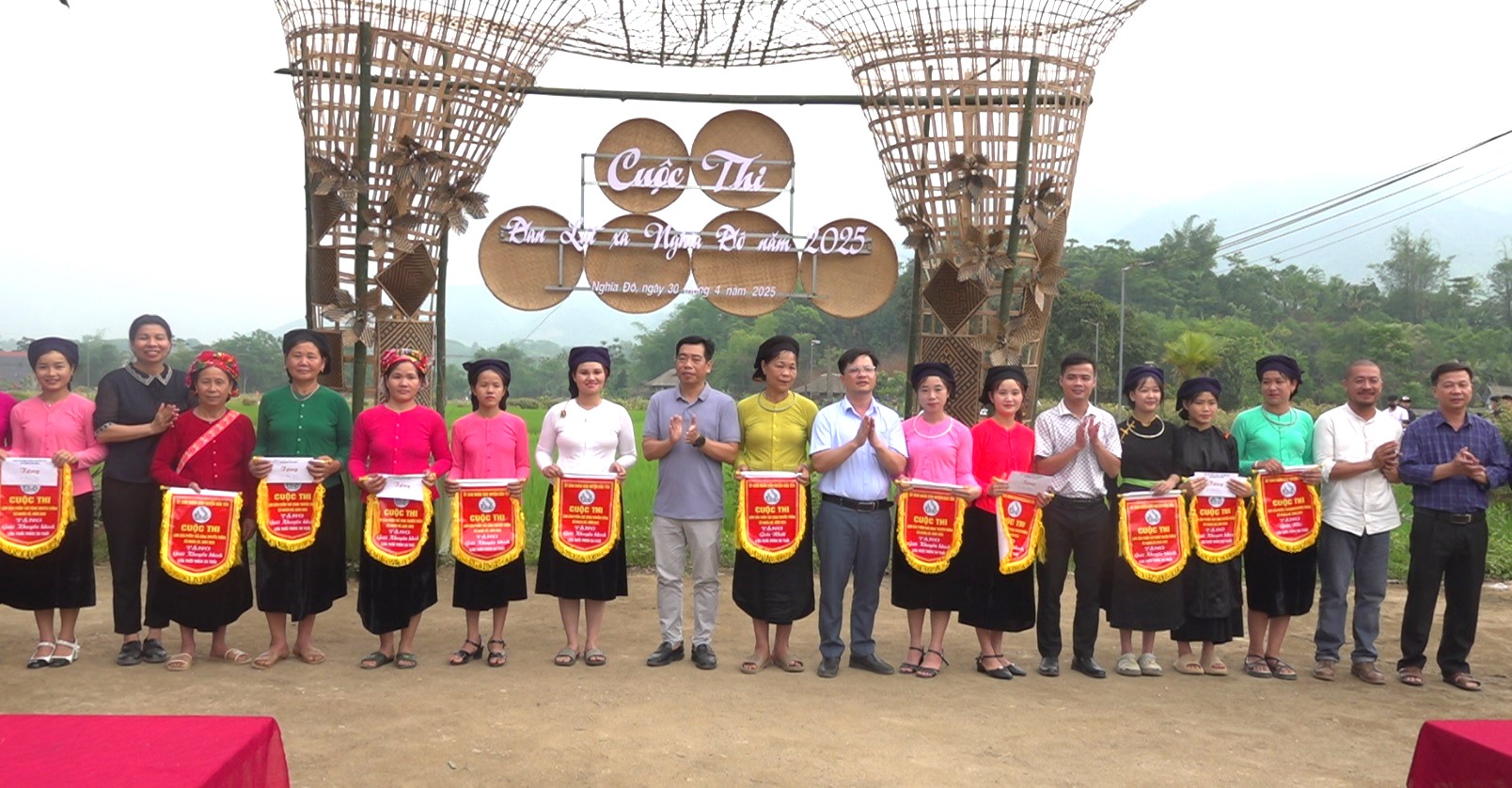 Bảo Yên: Sôi nổi hội thi đan lát truyền thống, tôn vinh bản sắc văn hóa dân tộc Tày 10 Kết quả chung cuộc, đội Nà Khương giành giải Nhất, đội bản Hốc về Nhì và giải Ba thuộc về đội Nà Đình. (Ảnh Truyền Hình Bảo Yên)