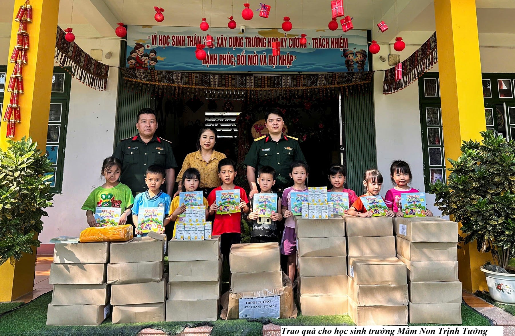 Hơn 2.000 phần quà ý nghĩa được trao tặng học sinh mầm non tại huyện Bát Xát, Lào Cai 1 Trao quà cho học sinh trường Mầm Non Trịnh Tường. (Ảnh Truyền Hình Bát Xát)