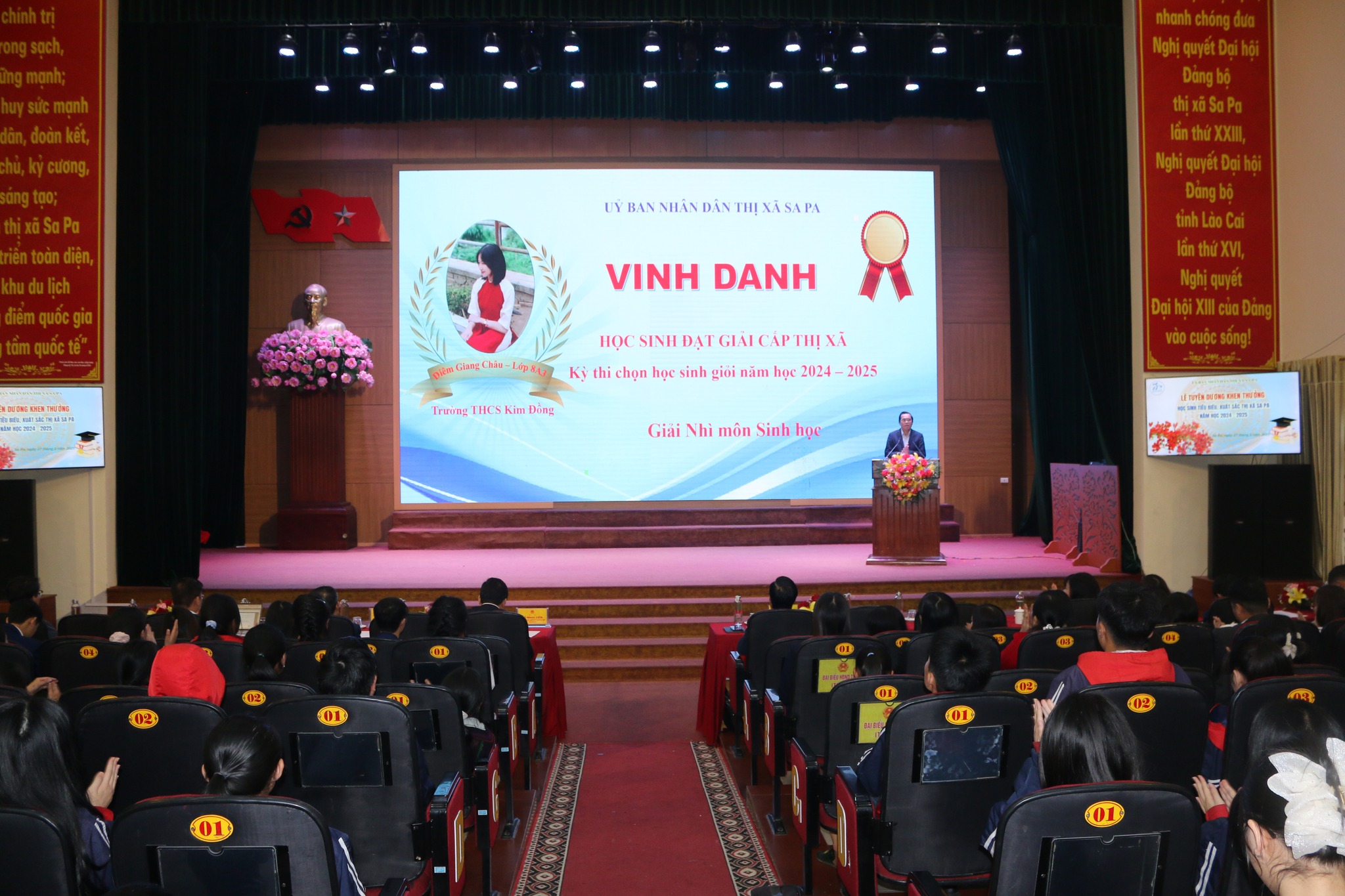 Sa Pa tuyên dương 271 học sinh xuất sắc năm học 2024–2025 2 Quang cảnh buổi lễ. (Ảnh Truyền Hình Sa Pa)