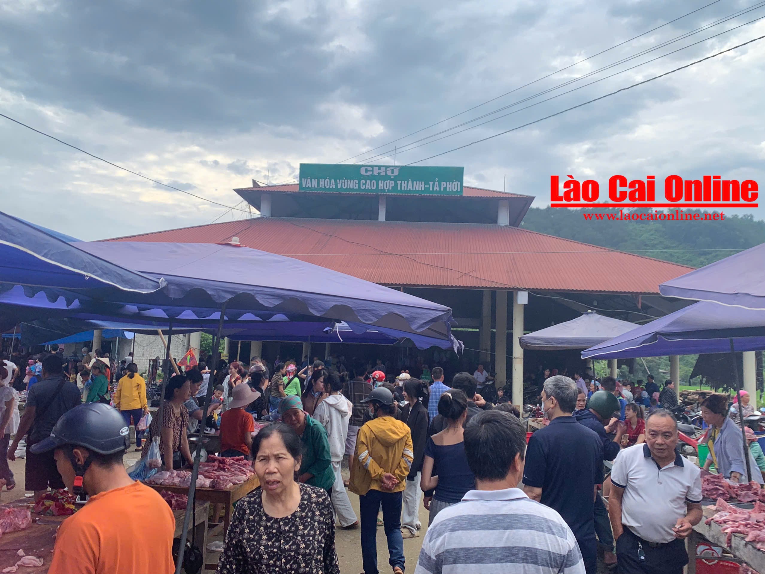 Không khí chợ phiên đông đúc thu hút hàng nghìn lượt khách đổ về.