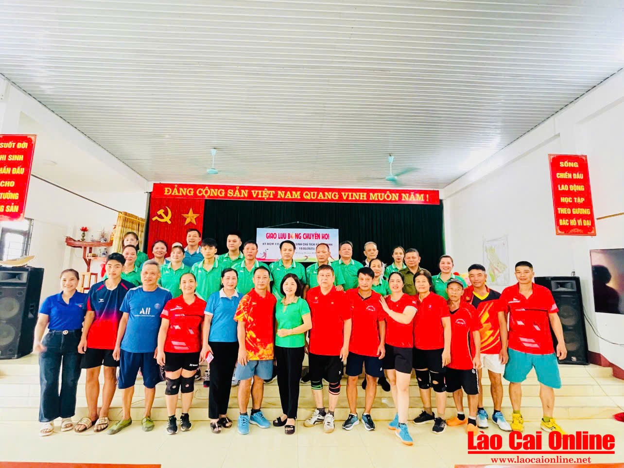 Sôi nổi giao lưu bóng chuyền hơi chào mừng 135 năm Ngày sinh Chủ tịch Hồ Chí Minh 3 Thu hút sự tham gia nhiệt tình của đông đảo vận động viên và người dân địa phương.
