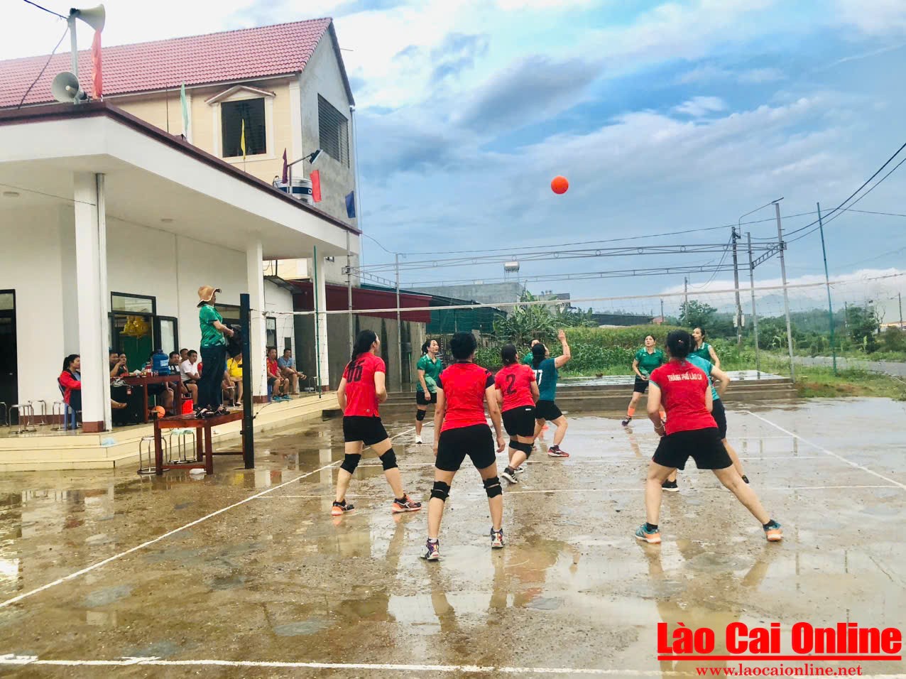 Sôi nổi giao lưu bóng chuyền hơi chào mừng 135 năm Ngày sinh Chủ tịch Hồ Chí Minh 6 Giao lưu là dịp gắn kết, bồi đắp nghĩa tình làng xóm