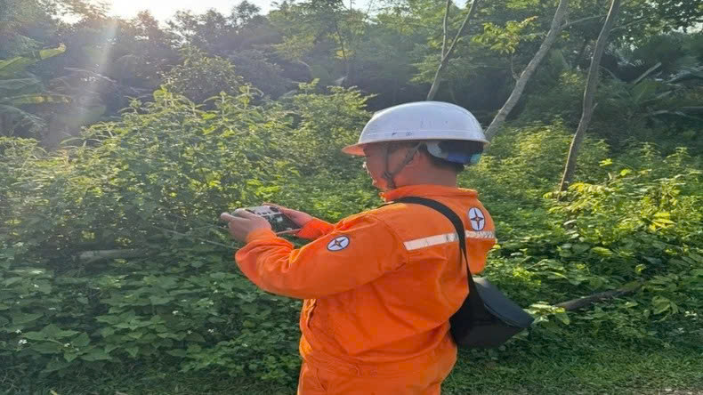Lào Cai: Đột phá trong quản lý lưới điện nhờ ứng dụng công nghệ 4.0 2 Công nhân điện vận hành thiết bị flycam.