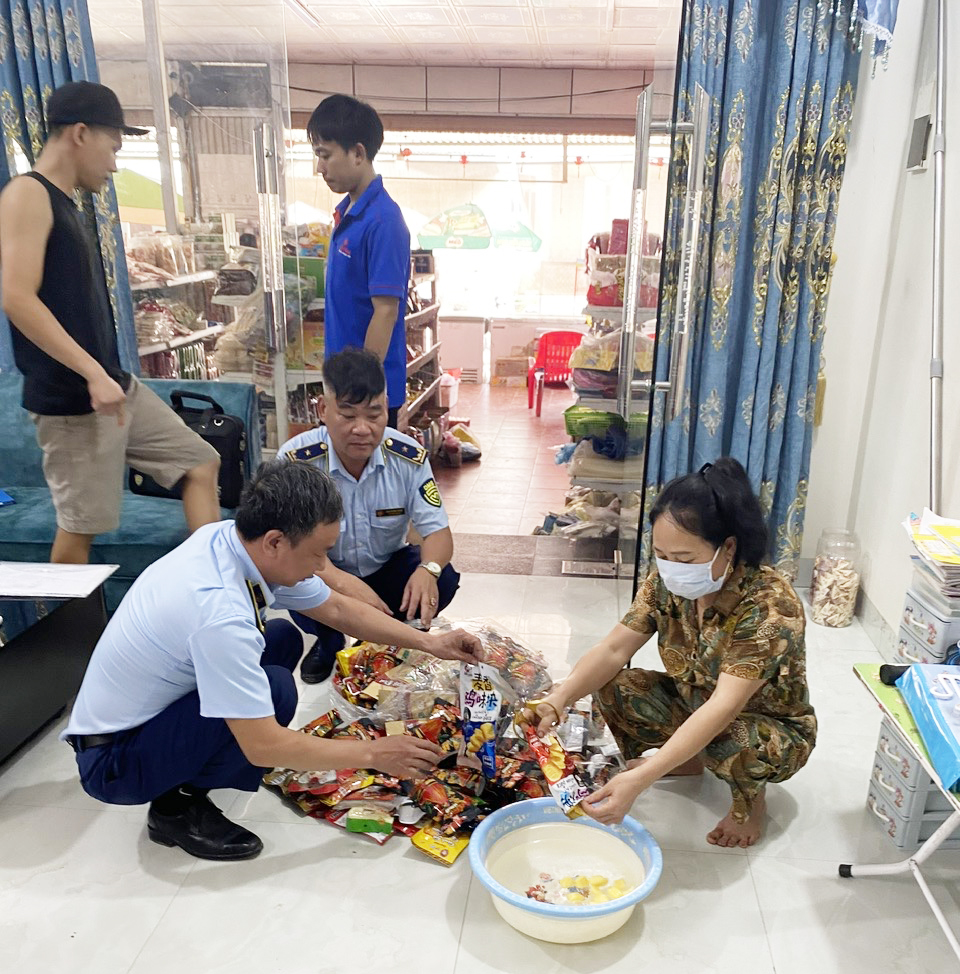 Đội Quản lý thị trường số 4 (Chi cục Quản lý thị trường tỉnh Yên Bái) phát hiện, xử lý hành vi vi phạm quy định về hàng giả, hàng xâm phạm sở hữu trí tuệ ( ảnh CTTĐT tỉnh Yên Bái )