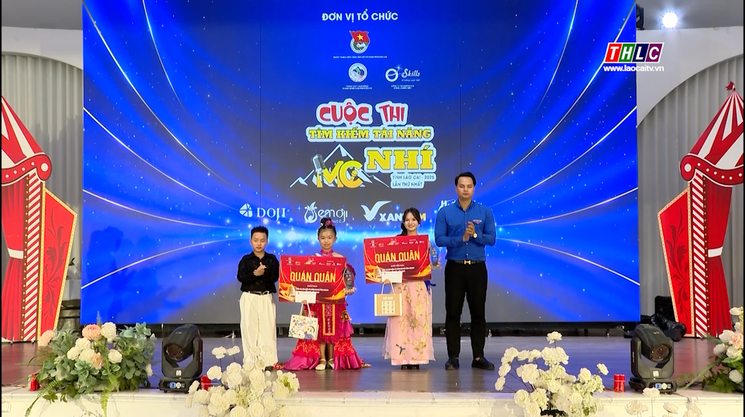 Chung kết MC nhí Lào Cai 2025: Tỏa sáng những gương mặt dẫn chương trình tài năng 2 Ban tổ chức trao giải cho hai MC nhí xuất sắc nhất là Nguyễn Hà Trúc Linh và Trần Lê Hà Vy (ảnh THLC )