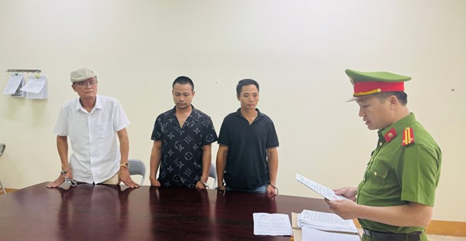 Lào Cai: Khởi tố vụ khai thác gỗ trái phép, bắt tạm giam 4 đối tượng tại xã Vạn Hòa 1 3/4 đối tượng bị Công an Lào Cai khởi tố, bắt tạm giam. Ảnh: Thanh Tuấn