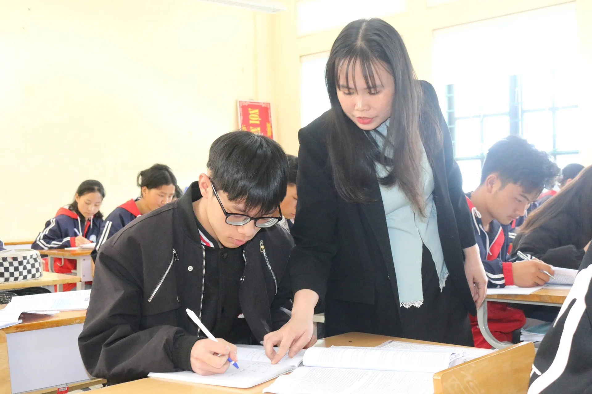 Nam sinh người Dao ở Sa Pa lỡ hẹn kỳ thi tốt nghiệp THPT 2025 vì bạo bệnh 1 Em Chảo Minh Trung, cậu học trò người dân tộc Dao, lớp 12A1 của Trường THPT số 1 Sa Pa, thị xã Sa Pa, tỉnh Lào Cai trước khi phát hiện căn bệnh hiểm nghèo. Ảnh: Truyền hình Sa Pa.